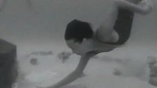 1. Жанна Фриске плавает под водой в шоу «Последний герой 4. Конец игры» 