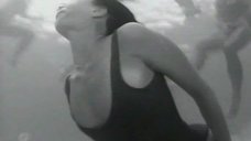 3. Жанна Фриске плавает под водой в шоу «Последний герой 4. Конец игры» 