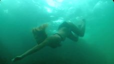 Олеся Судзиловская плавает в море