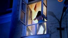 4. Любовь Тихомирова танцует стриптиз у окна – Медики