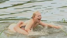 1. Блондинка топлесс веселится в реке – Пепел Феникса