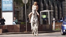 2. Александра Бортич голая на коне – Неуловимые: Бангкок