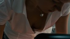 Анна Котова в блузке с глубоким декольте