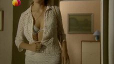 Мария Шукшина растегивает блузку
