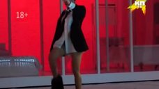 1. Дарья Мороз танцует стриптиз в спектакле «Идеальный муж» 