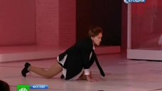 2. Дарья Мороз танцует стриптиз в спектакле «Идеальный муж» 