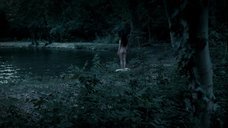 Обнаженная Хейли Этвелл купается ночью в реке