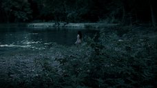 2. Обнаженная Хейли Этвелл купается ночью в реке – Столпы Земли