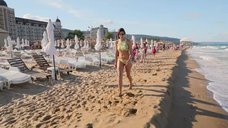 1. Алина Астровская в купальнике инспектирует пляж 