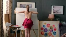Диана Пожарская рисует грудью картину