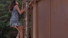 3. Секси Ева Мендес в коротком платье поднимается по лестнице – Дети кукурузы 5: Поля страха