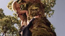 2. Горячая Таня Робертс лезет на дерево – Шина – королева джунглей