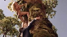 3. Горячая Таня Робертс лезет на дерево – Шина – королева джунглей