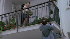 1. Мужчина подглядывает под юбку девушке на балконе. – Монстр (1994)
