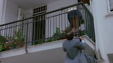 3. Мужчина подглядывает под юбку девушке на балконе. – Монстр (1994)