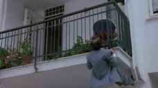 4. Мужчина подглядывает под юбку девушке на балконе. – Монстр (1994)