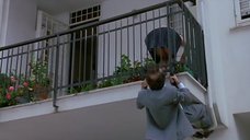 5. Мужчина подглядывает под юбку девушке на балконе. – Монстр (1994)