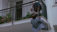 6. Мужчина подглядывает под юбку девушке на балконе. – Монстр (1994)