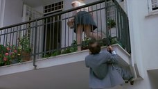 7. Мужчина подглядывает под юбку девушке на балконе. – Монстр (1994)