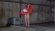 1. Вентилятор поднимает платье Келли Леброк – Женщина в красном
