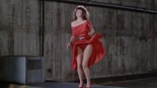 2. Вентилятор поднимает платье Келли Леброк – Женщина в красном