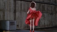 3. Вентилятор поднимает платье Келли Леброк – Женщина в красном