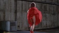 4. Вентилятор поднимает платье Келли Леброк – Женщина в красном