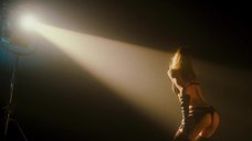 5. Секси Сиенна Гиллори снимает одежду – Большой взрыв (2010)