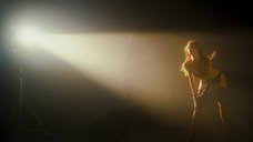 6. Секси Сиенна Гиллори снимает одежду – Большой взрыв (2010)