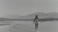 1. Анастасия Вертинская в купальнике – Влюбленные (1969)