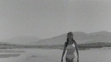 2. Анастасия Вертинская в купальнике – Влюбленные (1969)
