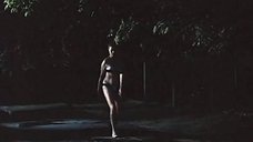 2. Девушка в купальнике делает зарядку ночью – Мужской зигзаг
