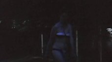 3. Девушка в купальнике делает зарядку ночью – Мужской зигзаг