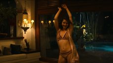 Сексуальная Тесса Иа танцует в белье