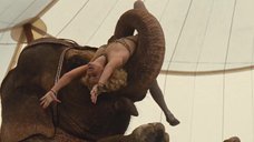 1. Выступление Риз Уизерспун на цирковой арене – Воды слонам!