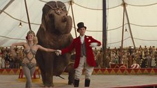 2. Выступление Риз Уизерспун на цирковой арене – Воды слонам!
