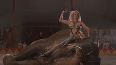4. Выступление Риз Уизерспун на цирковой арене – Воды слонам!