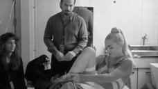 2. Мадонна снимает штаны – В постели с Мадонной
