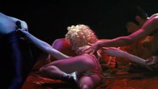 7. Эротичное выступление Мадонны – В постели с Мадонной