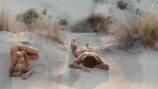 Голая Мадонна спит на песке