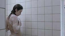 Ольга Куриленко принимает душ