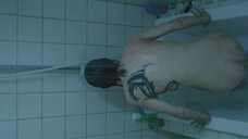 4. Руни Мара принимает душ – Девушка с татуировкой дракона