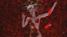 4. Мена Сувари в лепестках роз – Красота по-американски