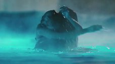 4. Сиенна Миллер купается в бассейне – Тайны Питтсбурга