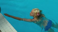 1. Сиенна Миллер купается в бассейне – Медовый месяц Камиллы