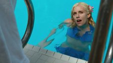 2. Сиенна Миллер купается в бассейне – Медовый месяц Камиллы