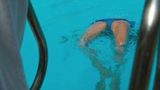 Сиенна Миллер купается в бассейне