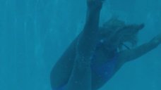 4. Сиенна Миллер купается в бассейне – Медовый месяц Камиллы
