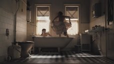 1. Сиенна Миллер снимает полотенце – Запретная любовь