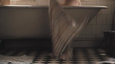 2. Сиенна Миллер снимает полотенце – Запретная любовь